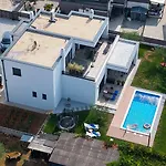 Modern Ana With Jacuzzi And Pool Poreč