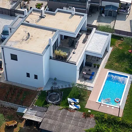 Modern Ana With Jacuzzi And Pool 포레치