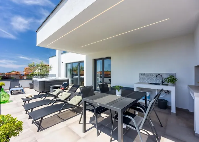 Modern Ana With Jacuzzi And Pool Porec