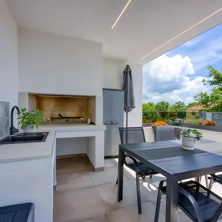 Apartment Modern App Ana With Jacuzzi And Balcony