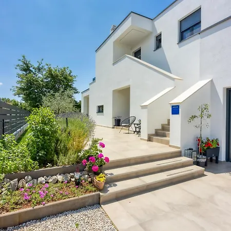Modern Ana With Jacuzzi And Pool Appartement *