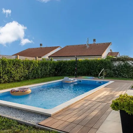 Modern Ana With Jacuzzi And Pool شقة