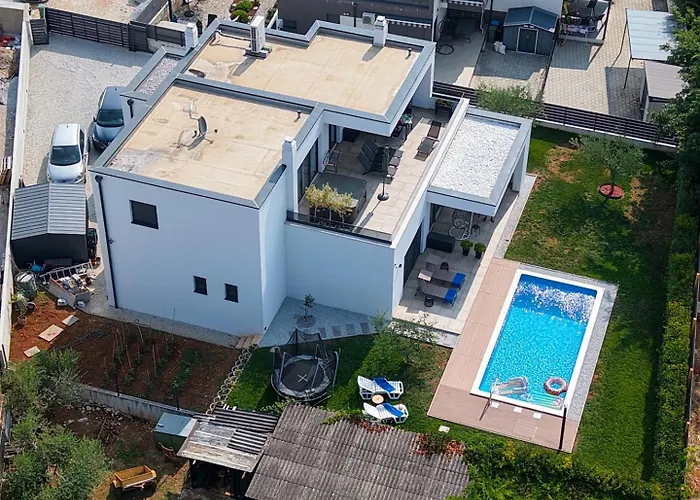 Modern Ana With Jacuzzi And Pool 포레치